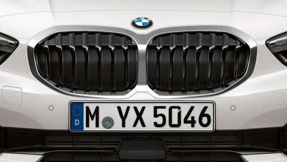 Double kidney grille of the BMW 1 Series F40 Model Sport Line in Mineral White metallic BMW 1 Series F40 double kidney grille