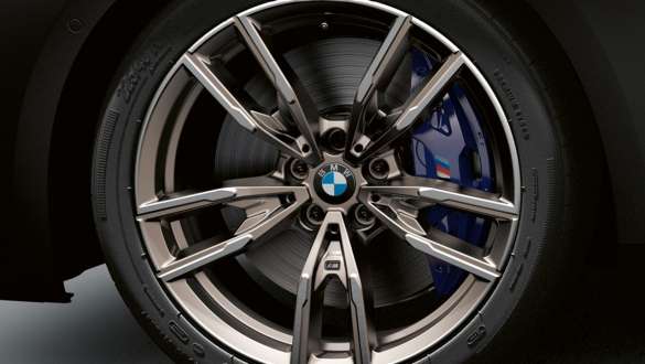 M Sport brake dark blue metallic BMW M240i xDrive Coupé G42 2021 BMW M240i xDrive Coupé G42 2021 M Sport brake dark blue metallic close-up