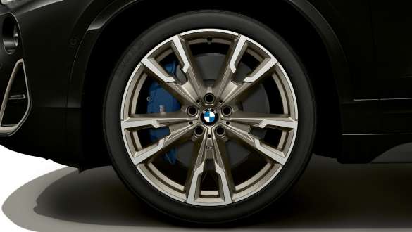 M Sport brake BMW X2 M35i M Sport brake BMW X2 M35i Sapphire Black metallic F39 close-up wheel
