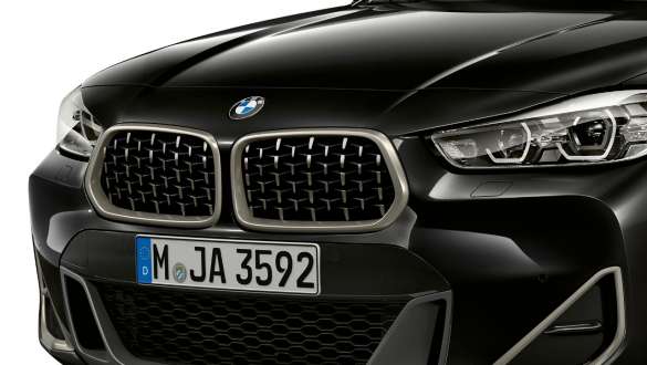 Double kidney grille BMW X2 M35i BMW double kidney grille in Cerium Grey BMW X2 M35i Sapphire Black metallic F39 three-quarter front view