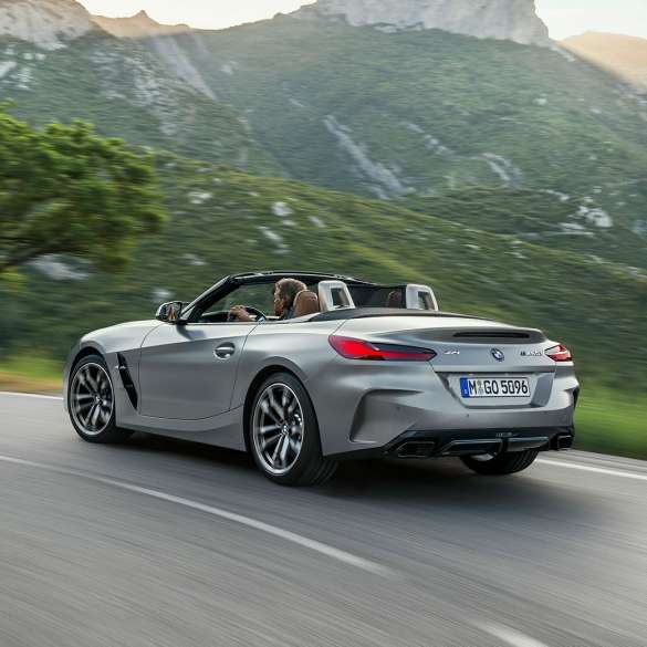 Driving dynamics BMW Z4 M40i G29 BMW Z4 Roadster M40i G29 2019 BMW Individual Frozen Grey metallic three-quarter rear view driving