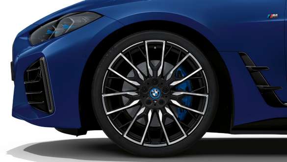M Technology package BMW i4 M50 G26 2021 BMW Individual Frozen Portimao Blue metallic close-up wheel