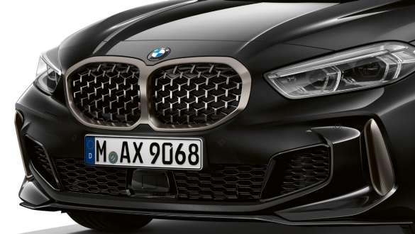 BMW M135i xDrive (F40) BMW kidney grille in mesh design BMW M135i xDrive (F40) in Black Sapphire metallic with BMW kidney grille in mesh design in Cerium Grey