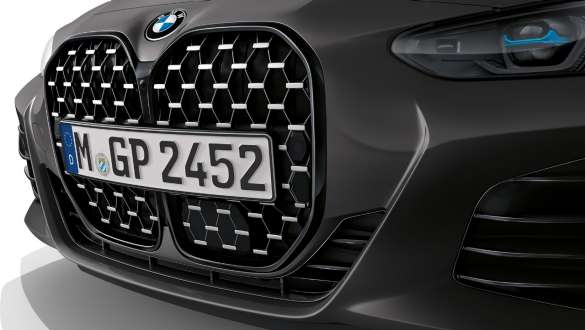 Vertical kidney grille with frame in Black high-gloss BMW M440i xDrive Convertible G23 2020 BMW M440i xDrive Convertible BMW Individual Frozen Deep Grey metallic G23 2020 front view vertical double kidney grille with frame in Black high-gloss