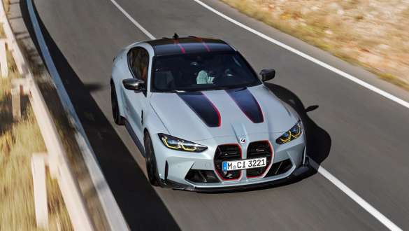 Gewichtsreduzierung BMW M4 CSL G82 BMW M4 CSL G82 BMW Individual Sonderlackierung Frozen Brooklyn Grey metallic Vogelperspektive fahrend auf der Straße
