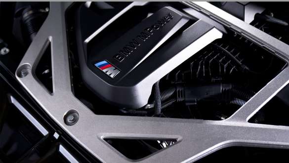 M TwinPower Turbo 6-cylinder inline petrol engine BMW M4 CSL G82 BMW M4 CSL G82 BMW Individual Frozen Brooklyn Grey metallic three-quarter close-up engine