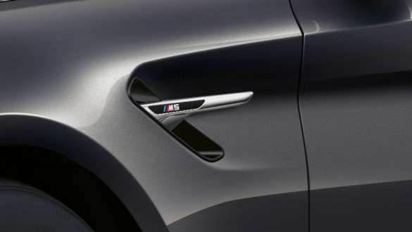 M gills BMW M5 F90 2020 M gills BMW M5 F90 LCI Facelift 2020 Brands Hatch Grey metallic close-up