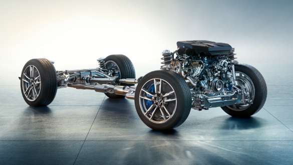 M specific suspension BMW X4 M F98 LCI Facelift 2021 BMW X4 M F98 LCI Facelift 2021 Toronto Red Metallic M specific suspension front view driving around a bend