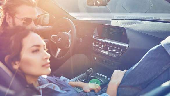 BMW Concierge Service from BMW ConnectedDrive Couple sitting relaxed in BMW thanks to Concierge Service from BMW ConnectedDrive