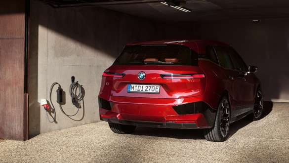 With Remote Control Parking, you can park or unpark your BMW outside the vehicle using your smartphone. Especially in tight parking situations, the function makes it easy to get in and out. BMW Digital Key Remote Control Parking BMW iX i20 Three quarter rear view standing in garage