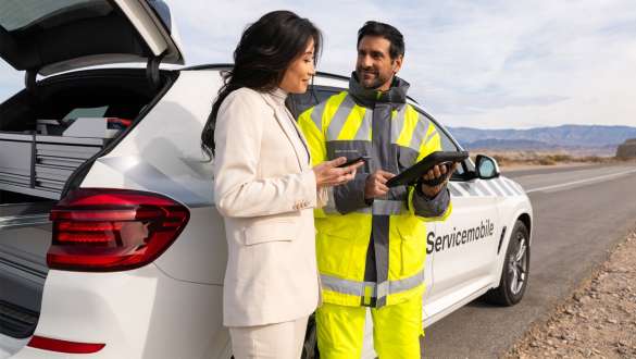 BMW Roadside Assistance expert talking to driver BMW Roadside Assistance BMW Roadside Assistance expert talking to driver