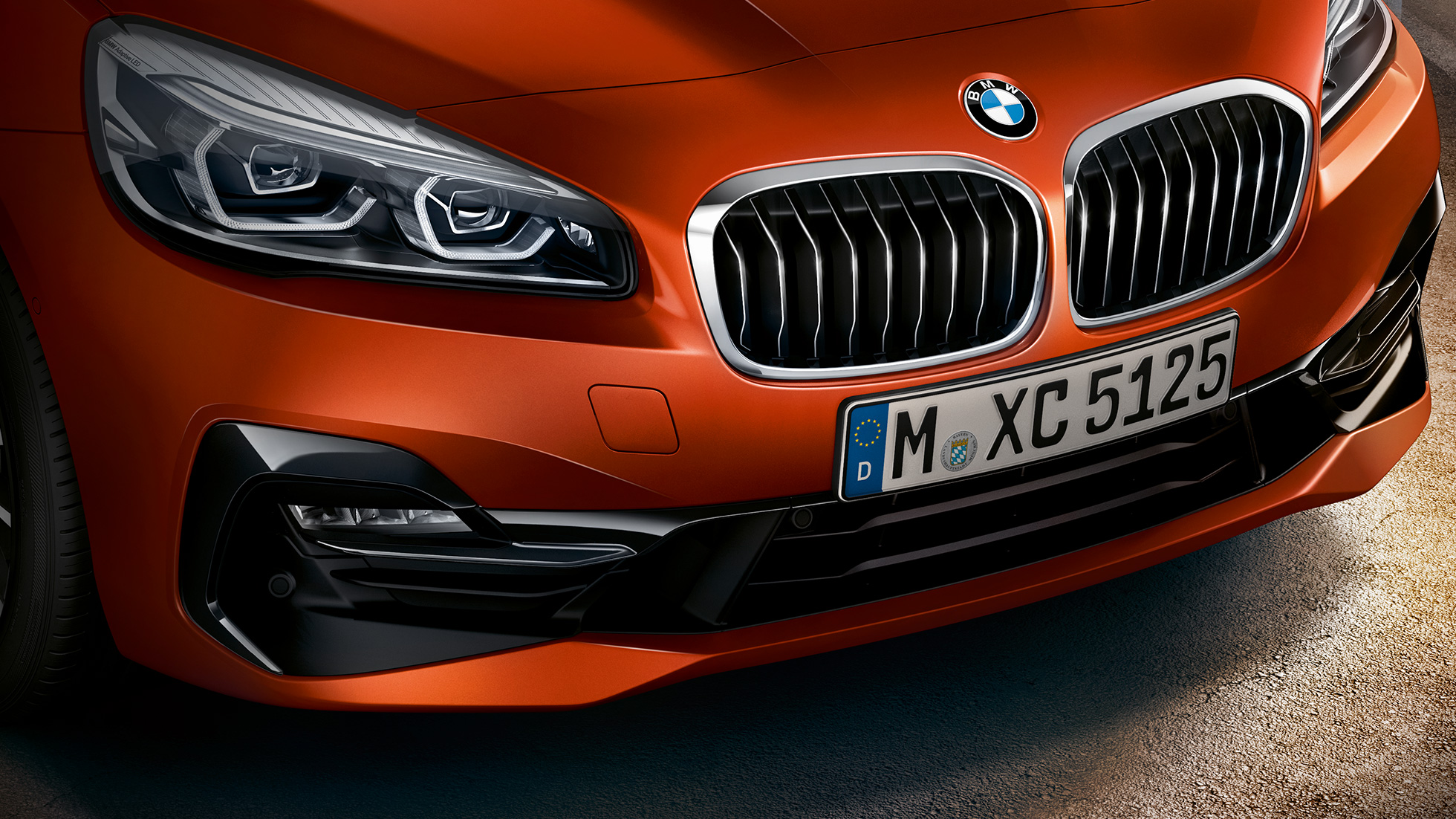 Double kidney grille BMW 2 Series Active Tourer Double kidney grille BMW 2 Series Active Tourer F45 Sunset Orange metallic close-up front