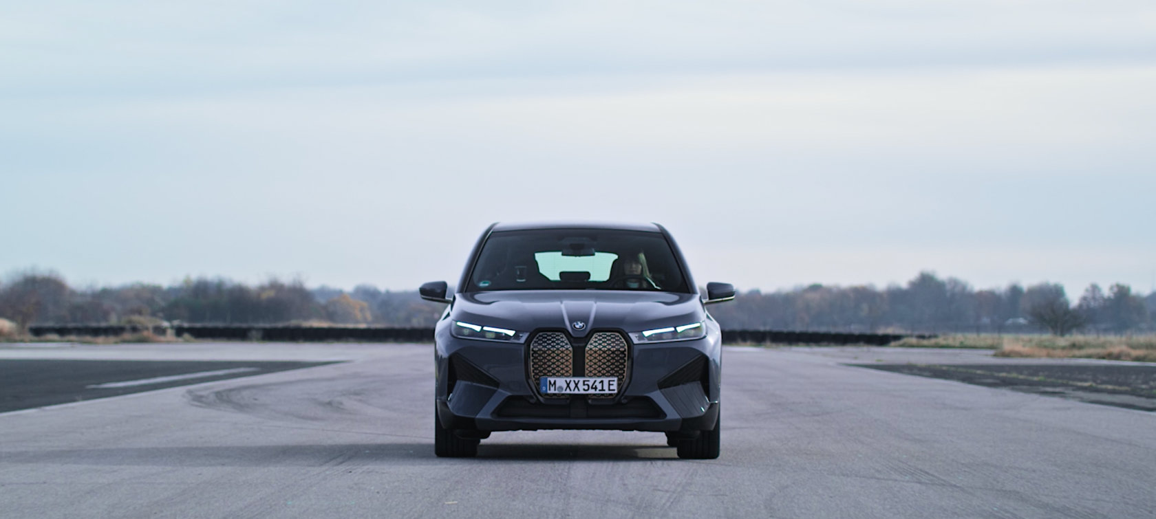 Launch Control BMW M IconicSounds Electric BMW iX M60 i20 2022 BMW Individual Storm Bay metallic video BMW iX M60 i20 2022 BMW Individual Storm Bay metallic acceleration driving mode SPORT+ Launch Control Start BMW M IconicSounds Electric video