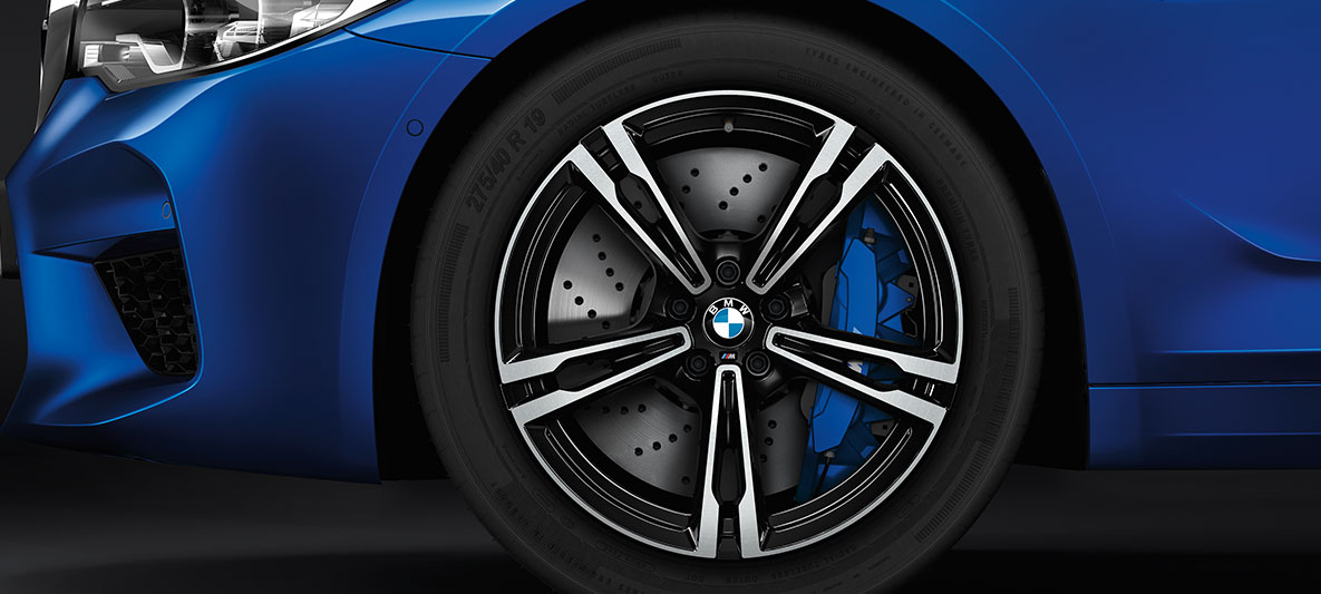 BMW M5 detail sill finisher. M5 light alloy wheels and M Carbon ceramic brake.