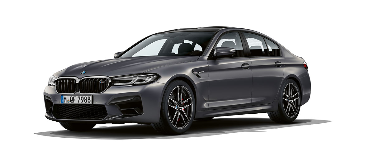 BMW M5 F90 LCI Facelift 2020 three-quarter front view BMW M5 F90 LCI Facelift 2020 Brands Hatch Grey metallic three-quarter front view