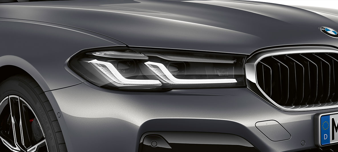 New headlight design BMW M5 F90 LCI Facelift 2020 front view New headlight design BMW M5 F90 LCI Facelift 2020 Brands Hatch Grey metallic front view