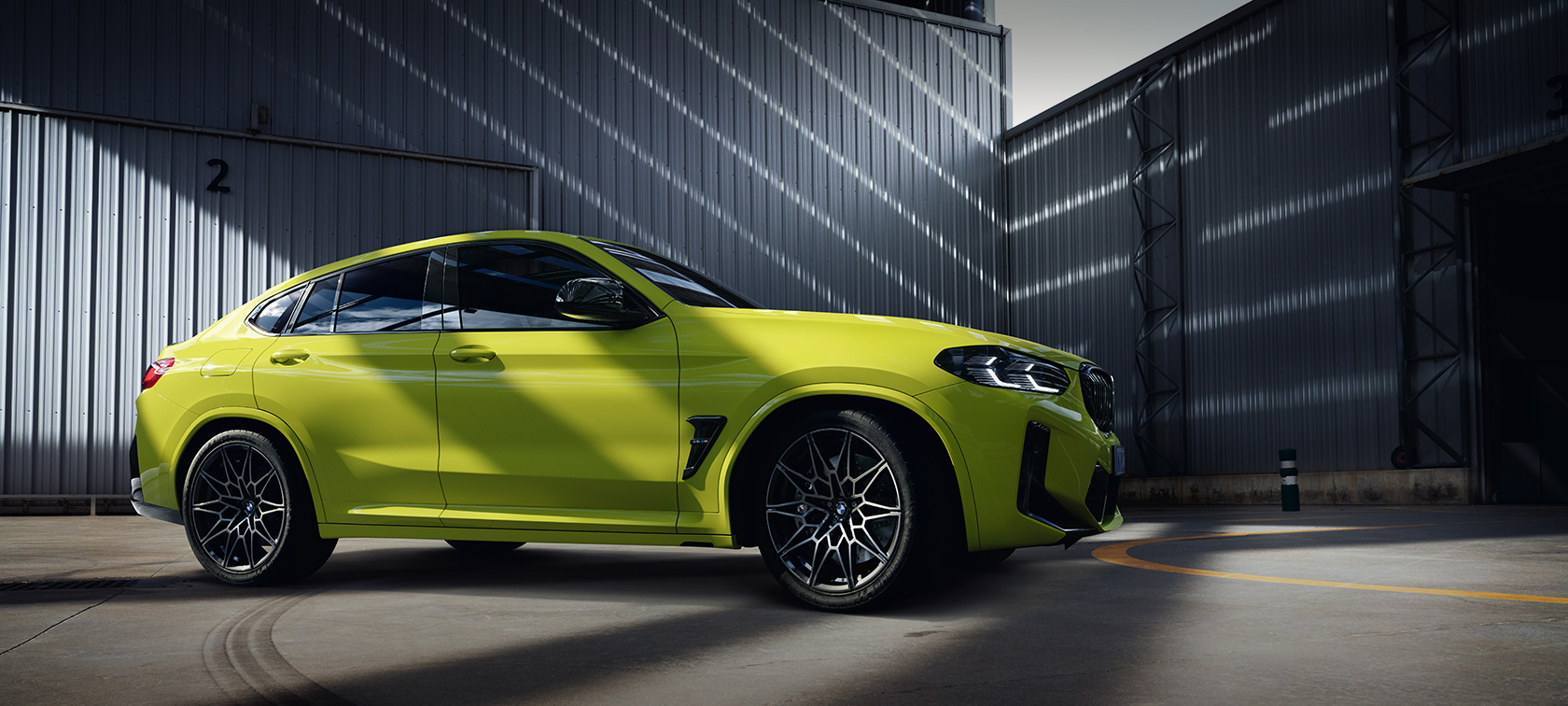 Side view BMW X4 M Competition F98 LCI 2021 BMW X4 M Competition F98 LCI Facelift 2021 Sao Paulo Yellow side view in the hall