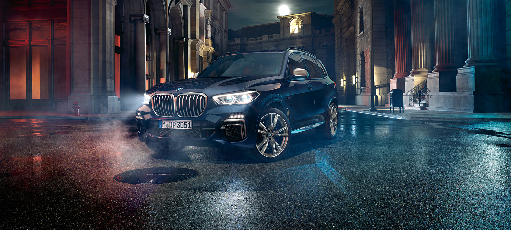 BMW X5 M50i and M50d three-quarter front view BMW X5 M50i and M50d G05 Carbon black metallic three-quarter front view