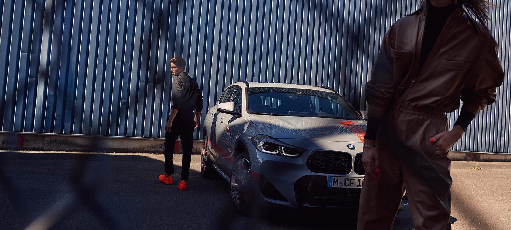 Three quarter side view BMW X2 F39 BMW X2 2020 F39 Brooklyn Grey three quarter front view