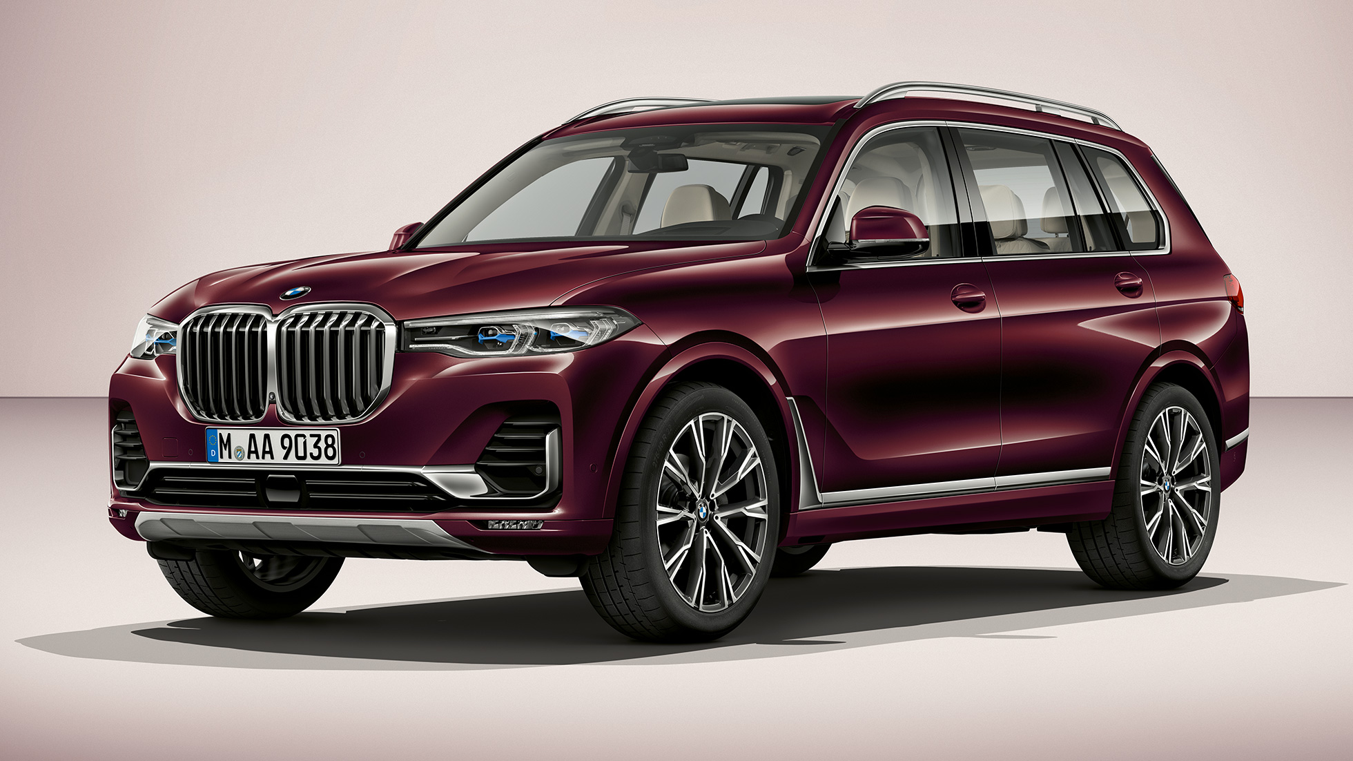 BMW X7 BMW Individual X7 xDrive40i Studio shot of the BMW X7 three-quarter front view as BMW Individual X7 xDrive40i