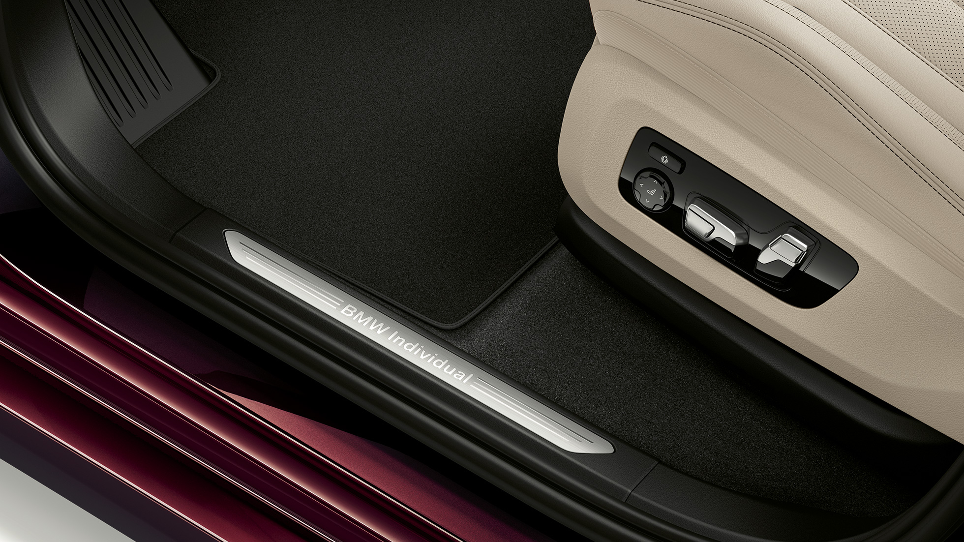BMW X7, BMW Individual X7 xDrive40i door sill Close-up of the door sill of the BMW X7 with BMW Individual X7 xDrive40i features
