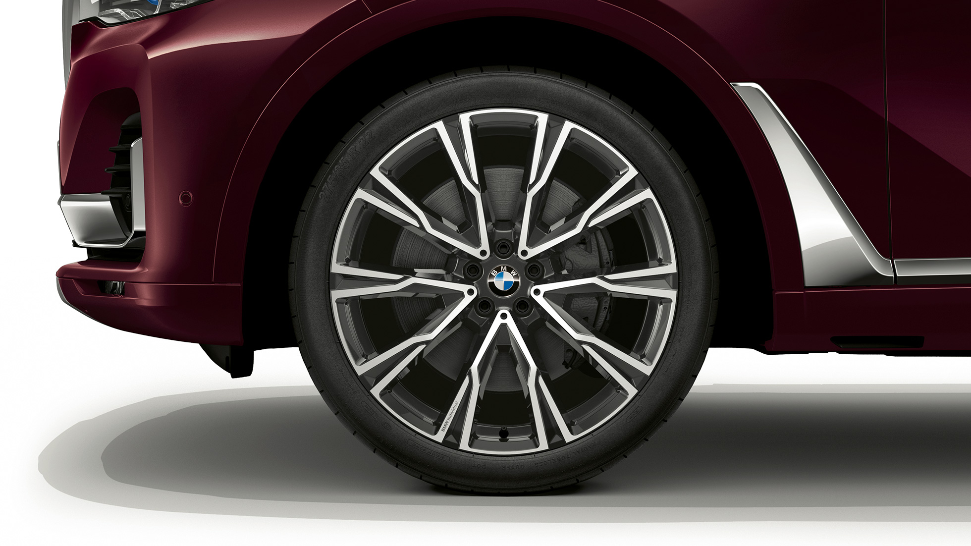 BMW X7, BMW Individual xDrive40i light alloy wheel Close-up of the light alloy wheel of the BMW X7 with BMW Individual xDrive40i features